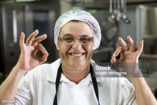 Happy Chef Mujer Foto de stock y más banco de imágenes de Adulto - Adulto, Alimento, Chef