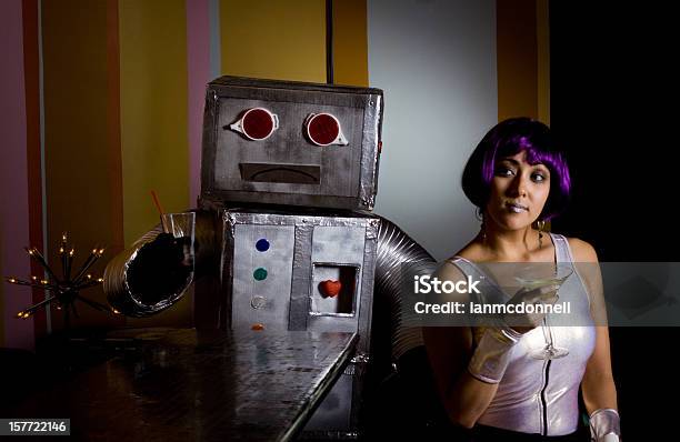 Triste Robô Com Spacegirl - Fotografias de stock e mais imagens de Figurino - Figurino, Robô, Futurista