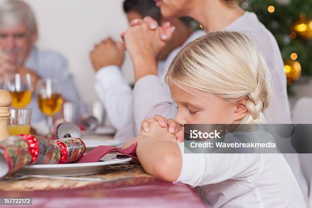 Rodzina Gadka Wdzięk Przed Obiadem - zdjęcia stockowe i więcej obrazów Modlić się przed jedzeniem - Modlić się przed jedzeniem, Dziecko, Boże Narodzenie