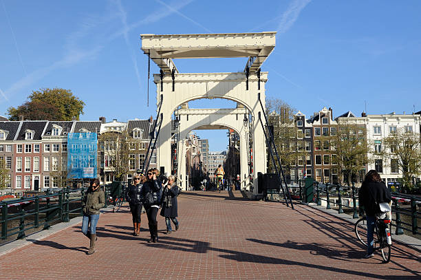 pont skinny à amsterdam - magere brug photos et images de collection