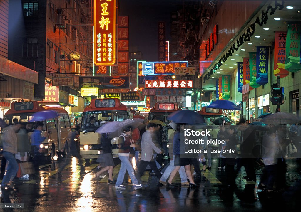 Ludzie z parasolem na Jordan Road Kowloon Hongkong Chiny - Zbiór zdjęć royalty-free (Autobus)