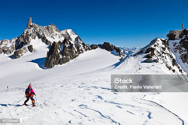 Esquiador No Glaciar Du Géant Maciço Do Monte Branco - Fotografias de stock e mais imagens de Alpes Europeus