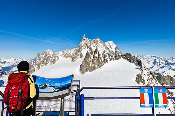 турист в пуэнт helbronner - courmayeur european alps mont blanc mountain стоковые фото и изображения