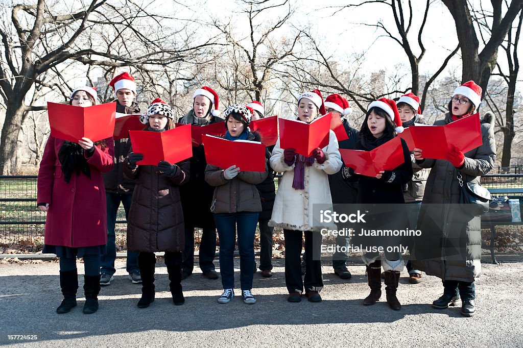 Natale carolers - Foto stock royalty-free di Canti di Natale