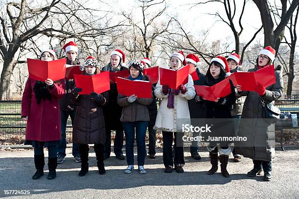 Christmas Carolers - zdjęcia stockowe i więcej obrazów Kolędnik - Kolędnik, Boże Narodzenie, Central Park - Manhattan