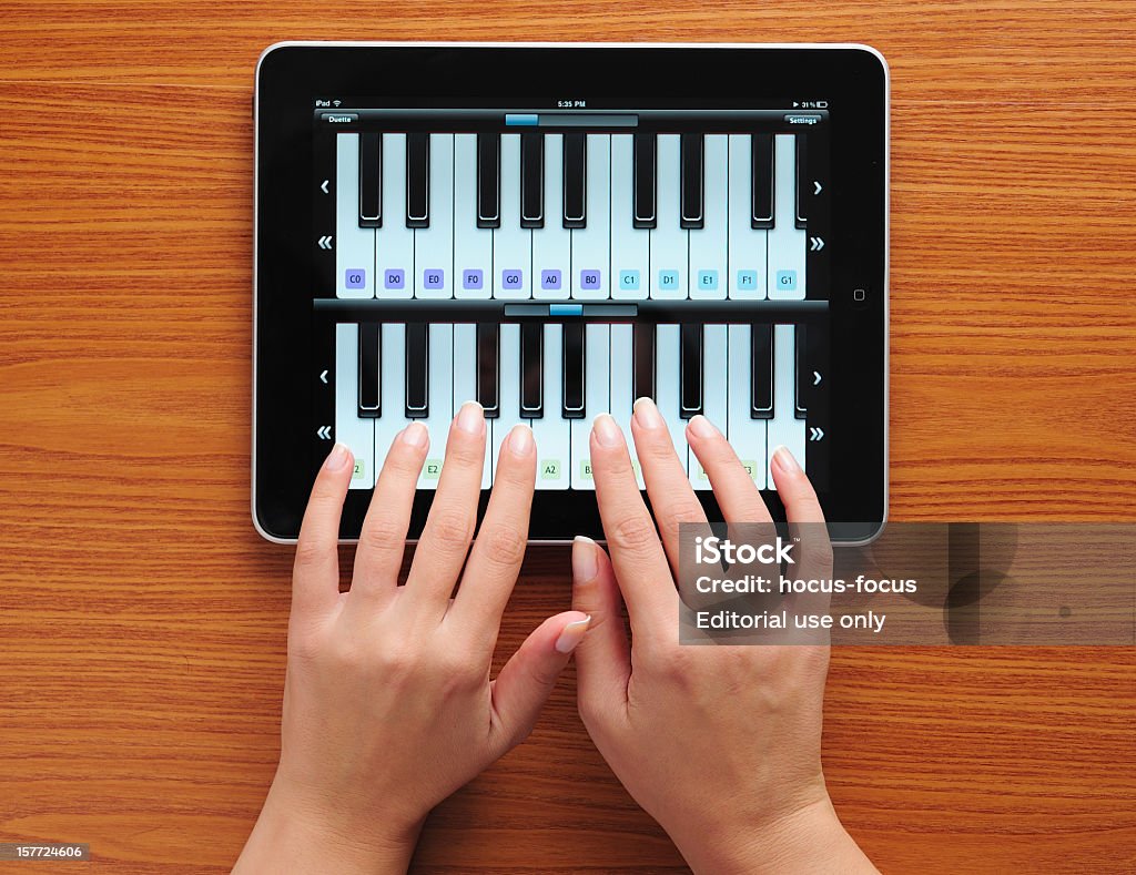 Tocando piano com iPad - Foto de stock de Piano royalty-free