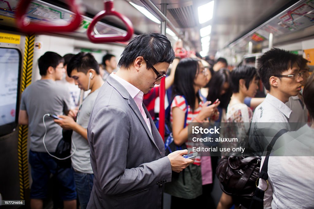 Empresario por teléfono en el tren de metro - Foto de stock de Metro - Transporte libre de derechos