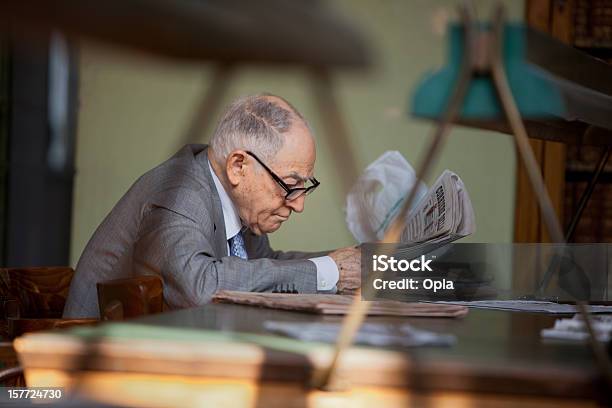 Foto de Italiano Sênior Homem Lendo Na Biblioteca Pública e mais fotos de stock de 65-69 anos - 65-69 anos, Adulto, Antiguidade