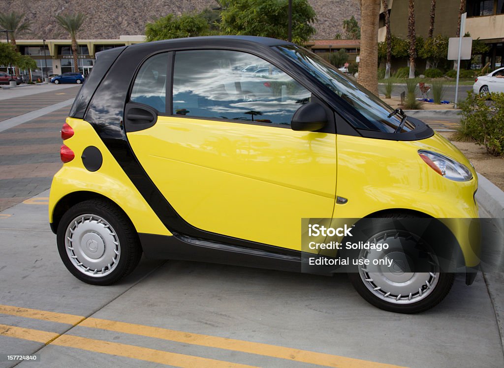 Вид сбоку-желтый и черный Smart Car - Стоковые фото Автомобиль роялти-фри