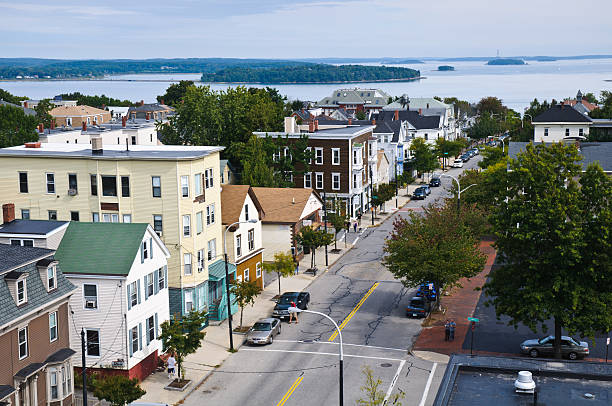 los domingos por la mañana de portland, maine - residential district community small town america maine fotografías e imágenes de stock