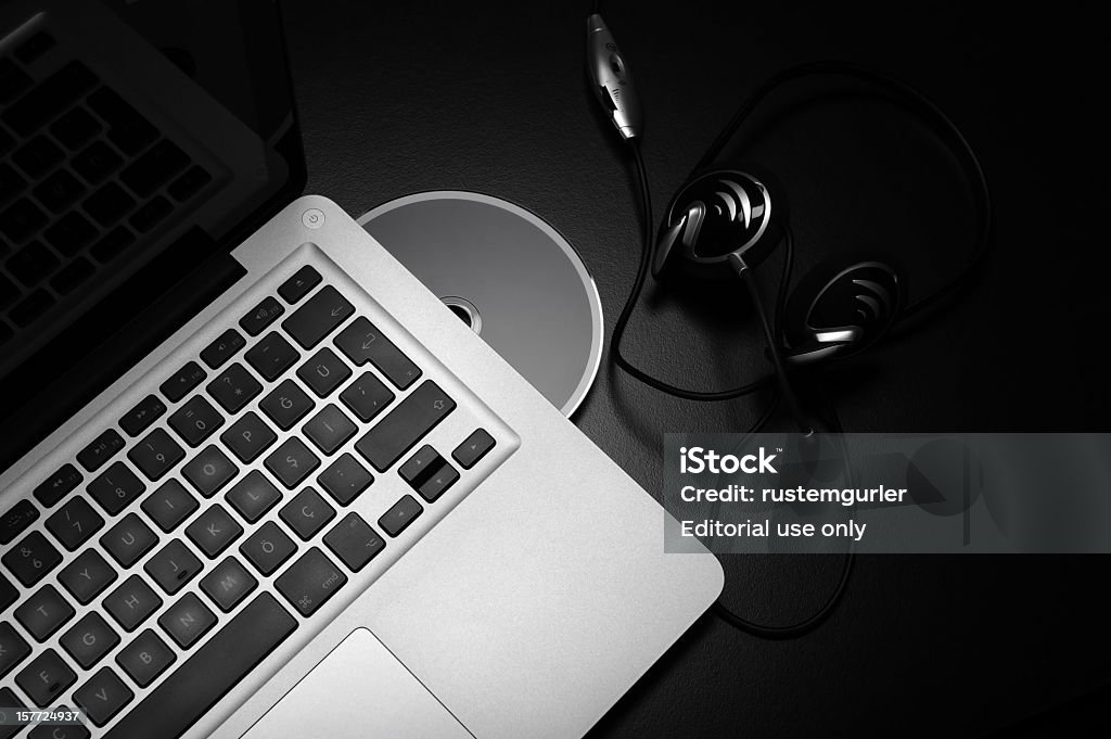 Apple MacBook Pro e auscultadores - Royalty-free MacBook Foto de stock