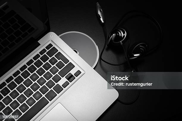 Apple Macbook Pro E Auscultadores - Fotografias de stock e mais imagens de MacBook - MacBook, Alumínio, Auscultador - Equipamento Áudio