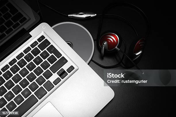 Foto de Apple Macbook Pro E Fone De Ouvido e mais fotos de stock de Alumínio - Alumínio, CD, Cabo