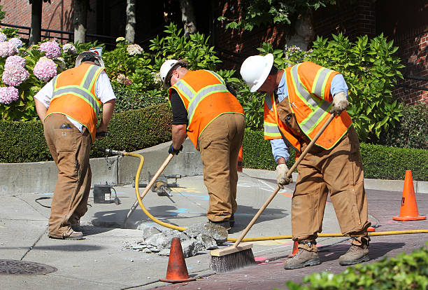 lombard street in san francisco, kalifornien - construction safety mid adult men road construction stock-fotos und bilder