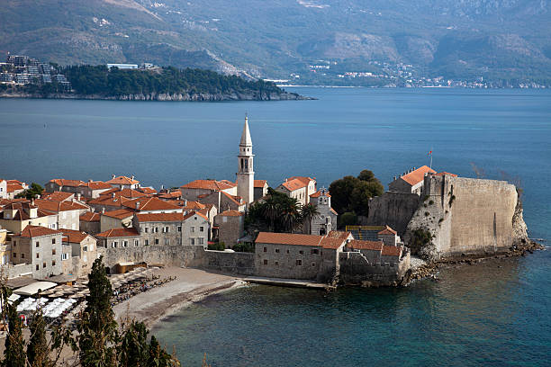 budva -montenegro - retaining wall fortified wall surrounding wall stone wall fotografías e imágenes de stock