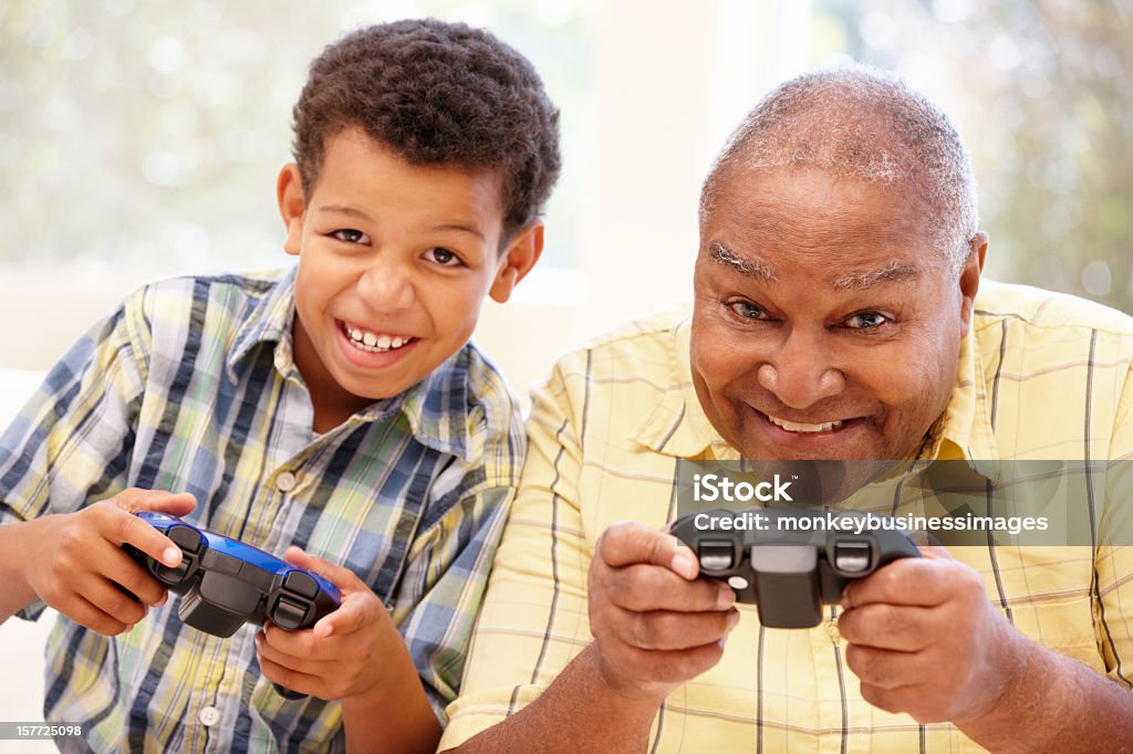 Dziadek i wnuczek grania w gry komputerowe - Zbiór zdjęć royalty-free (Granie)