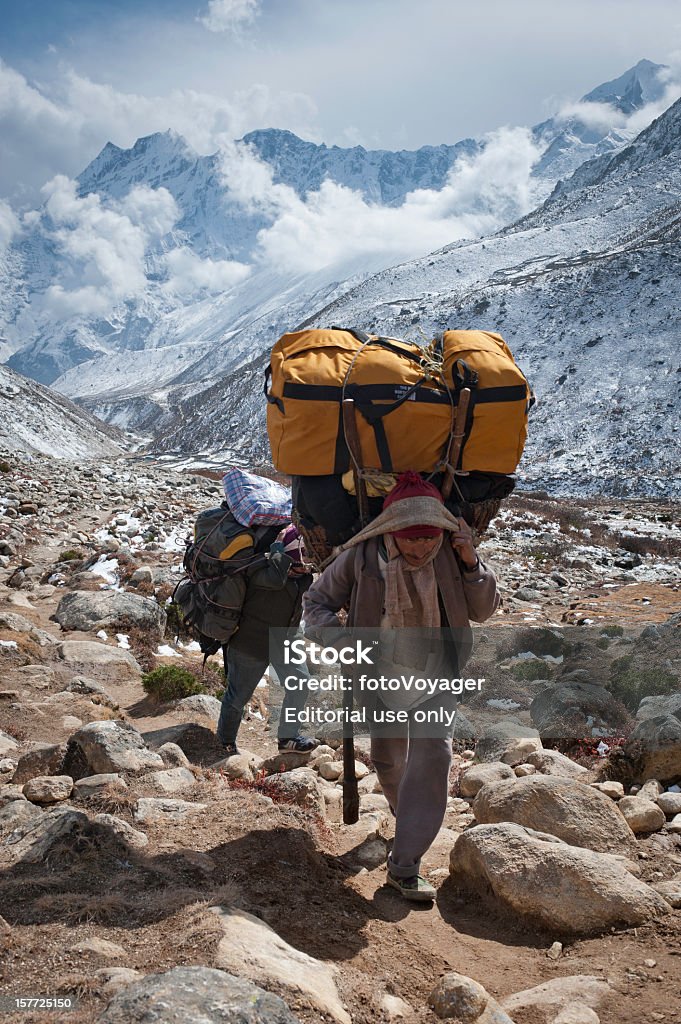 Porter nosić expedition torby mountain trail Himalaje Nepal - Zbiór zdjęć royalty-free (Szerpowie)