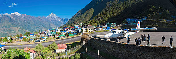 lukla montanha aeroporto sherpa aldeia panorama himalaias nepal - lukla imagens e fotografias de stock