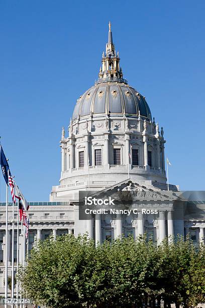 San Francisco City Hall - Fotografias de stock e mais imagens de Ao Ar Livre - Ao Ar Livre, Arquitetura, Bandeira