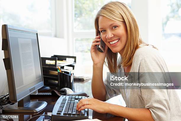 Mulher A Trabalhar No Escritório Em Casa - Fotografias de stock e mais imagens de 30-39 Anos - 30-39 Anos, A usar um telefone, Adulto