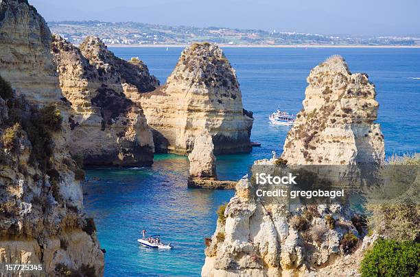 Foto de Formações Rochosas Com Barco Nos Lagos No Algarve Portugal e mais fotos de stock de Algarve