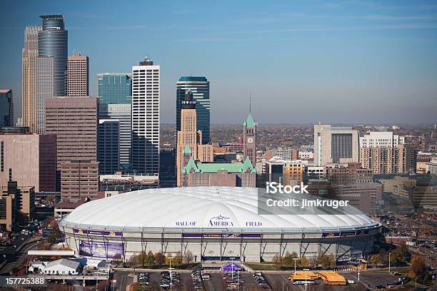 La Ciudad De Minneapolis Y El Mall Of America Field Foto de stock y más banco de imágenes de Minnesota Vikings