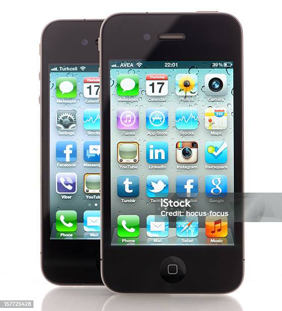 Dois Iphone 4s Da Apple - Fotografias de stock e mais imagens de Filtro de pós-produção automática - Filtro de pós-produção automática, Mídia Social Baseada em Imagem, iPhone
