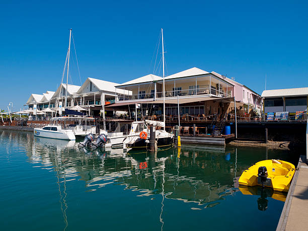 cullen bay, darwin, australien - darwin australia northern territory harbor stock-fotos und bilder