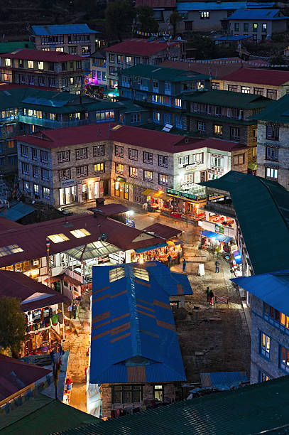 bazar de namche sherpa village tea house gîtes de montagnes de l'himalaya, népal - natural landmark famous place travel destinations nature photos et images de collection