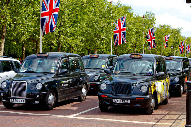 london taxi - black cab stock-fotos und bilder