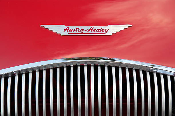 red 1956 austin healey grade de radiador e a insígnia - healey imagens e fotografias de stock