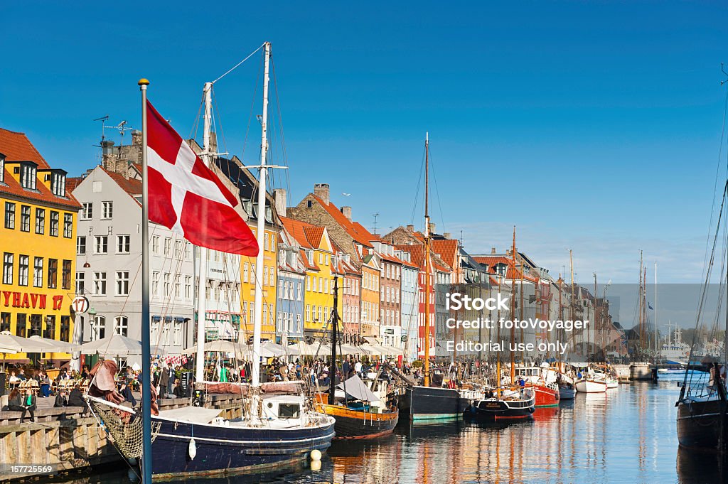 Bandera danesa de Copenhague Nyhavn coloridas volando sobre el puerto - Foto de stock de Copenhague libre de derechos