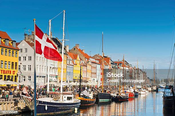 Bandera Danesa De Copenhague Nyhavn Coloridas Volando Sobre El Puerto Foto de stock y más banco de imágenes de Copenhague