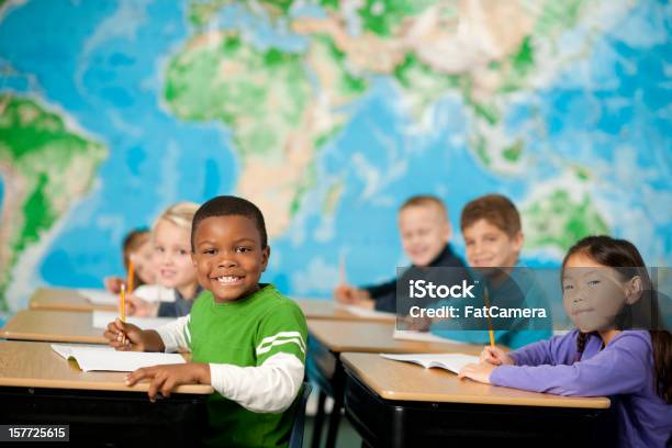 Escuela Primaria Foto de stock y más banco de imágenes de 6-7 años - 6-7 años, Afrodescendiente, Alegre