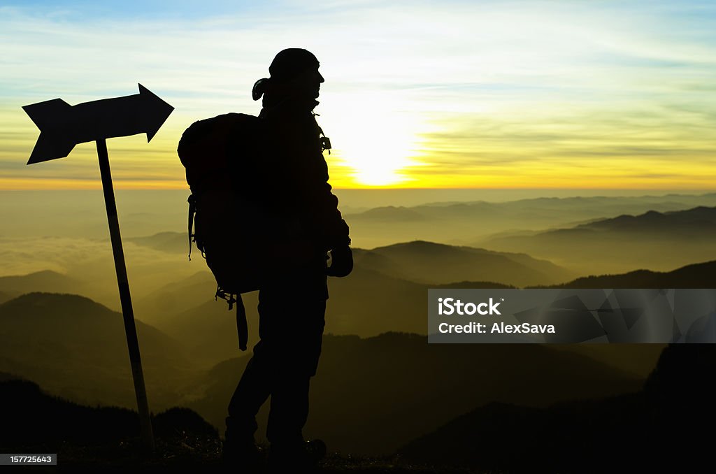 Scarpa da hiking e trail di - Foto stock royalty-free di Avventura