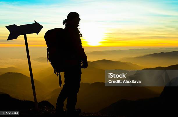 Scarpa Da Hiking E Trail Di - Fotografie stock e altre immagini di Avventura - Avventura, Paesaggio, 20-24 anni
