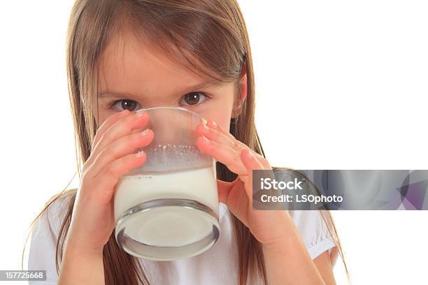 Beber Leche Little Girl Foto de stock y más banco de imágenes de 2-3 años - 2-3 años, Alegre, Alegría