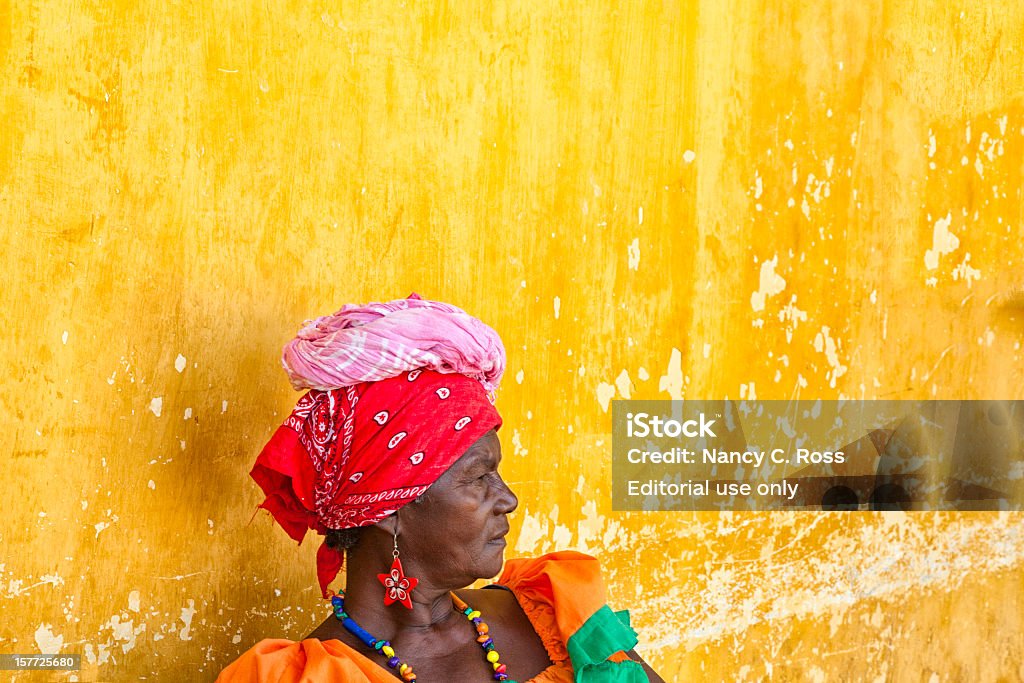 Mulher no tradicional Garb, Cartagena,, Colômbia - Foto de stock de Adereço de Cabeça royalty-free