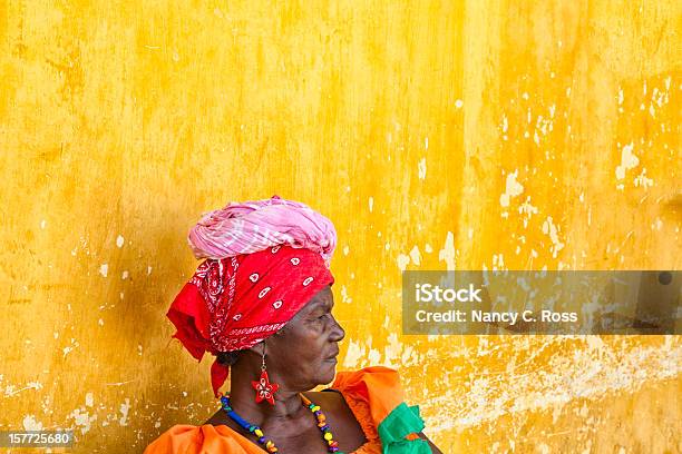 Foto de Mulher No Tradicional Garb Cartagena Colômbia e mais fotos de stock de Adereço de Cabeça - Adereço de Cabeça, Adulto, Amarelo