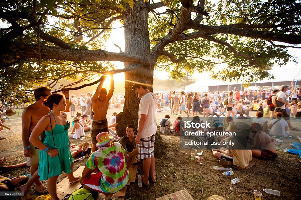 Fãs relaxante no pôr do sol durante o Festival Bonnaroo - Foto de stock de Festival de Música royalty-free