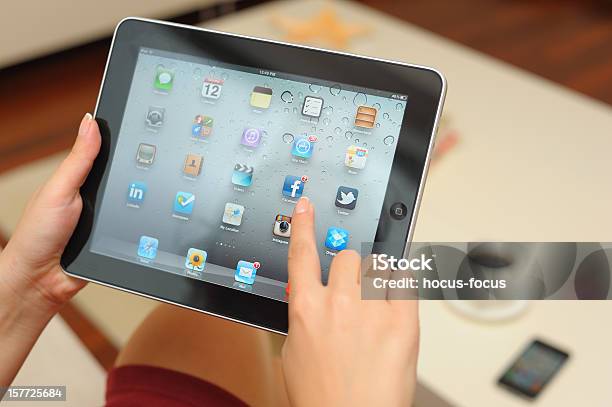 Foto de Usando O Apple Ipad Em Casa e mais fotos de stock de Aconchegante - Aconchegante, Adulto, Aplicação móvel