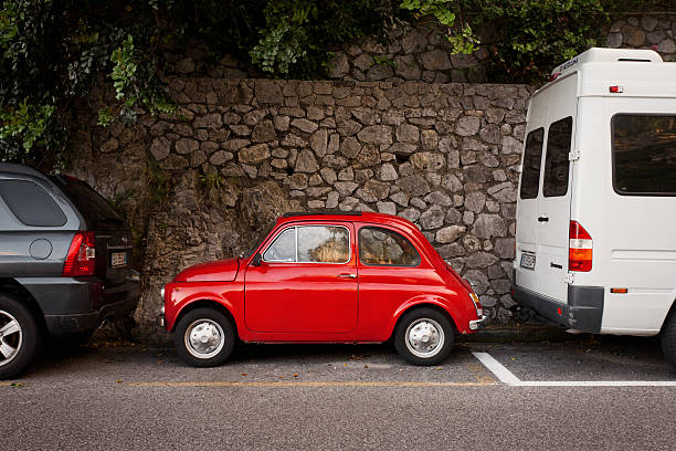 rojo fiat 500 vintage coche clásico - car obsolete old editorial fotografías e imágenes de stock