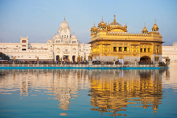 o templo dourado de amritsar, na índia - amristar - fotografias e filmes do acervo