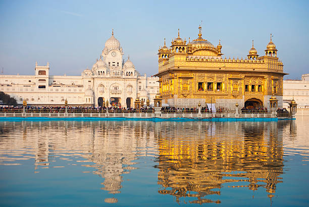 золотой храм в амритсар, индия - golden temple стоковые фото и изображения