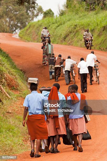 Einfach Nur Ein Bild Von Afrika Road Stockfoto und mehr Bilder von Uganda - Uganda, Frauen, Weiblicher Teenager