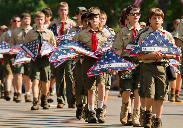 boy scouts carregando flags no memorial day parade - parade flag child patriotism - fotografias e filmes do acervo