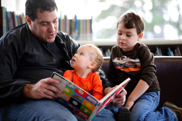 pai e filhos na biblioteca - picture book library preschool bookshelf - fotografias e filmes do acervo