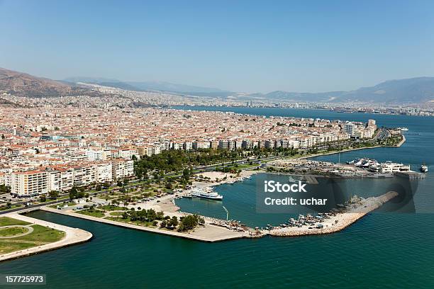 Vista Aérea Del Muelle Bostanli En Izmir Foto de stock y más banco de imágenes de Karşıyaka - Karşıyaka, Esmirna, Aire libre