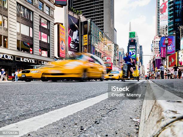 Manhattan New York City Times Square Con Cabs Amarillo Tráfico Foto de stock y más banco de imágenes de Actividad
