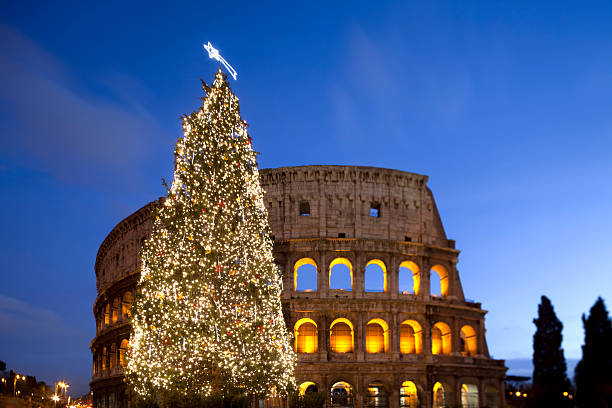 christmas tree przez koloseum w rzymie, włochy - italy coliseum rome italian culture zdjęcia i obrazy z banku zdjęć